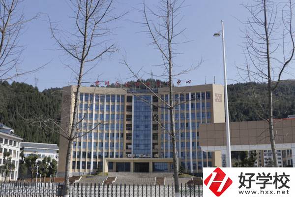 保靖縣中等職業(yè)技術(shù)學(xué)校大門(mén)